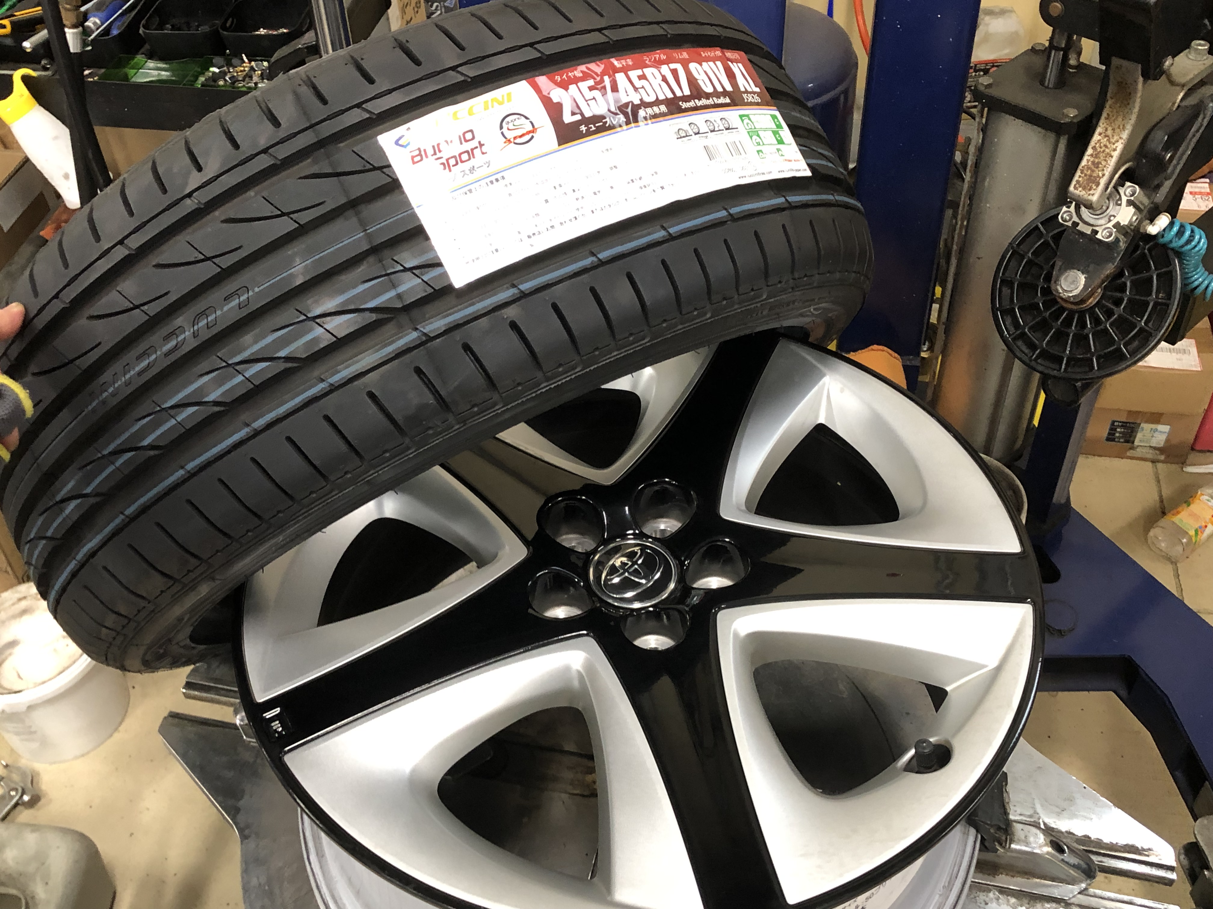 天然石ターコイズ プリウス用 215/45R17 輸入タイヤ ブラック軽量