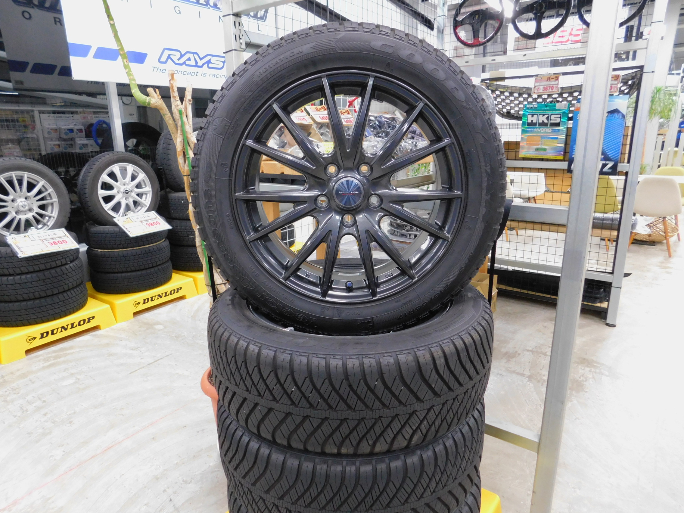 来店受け渡し歓迎♪215/55R17【フォルクスワーゲン　パサート適合サイズ】　スタッドレスセットいかがでしょうか。