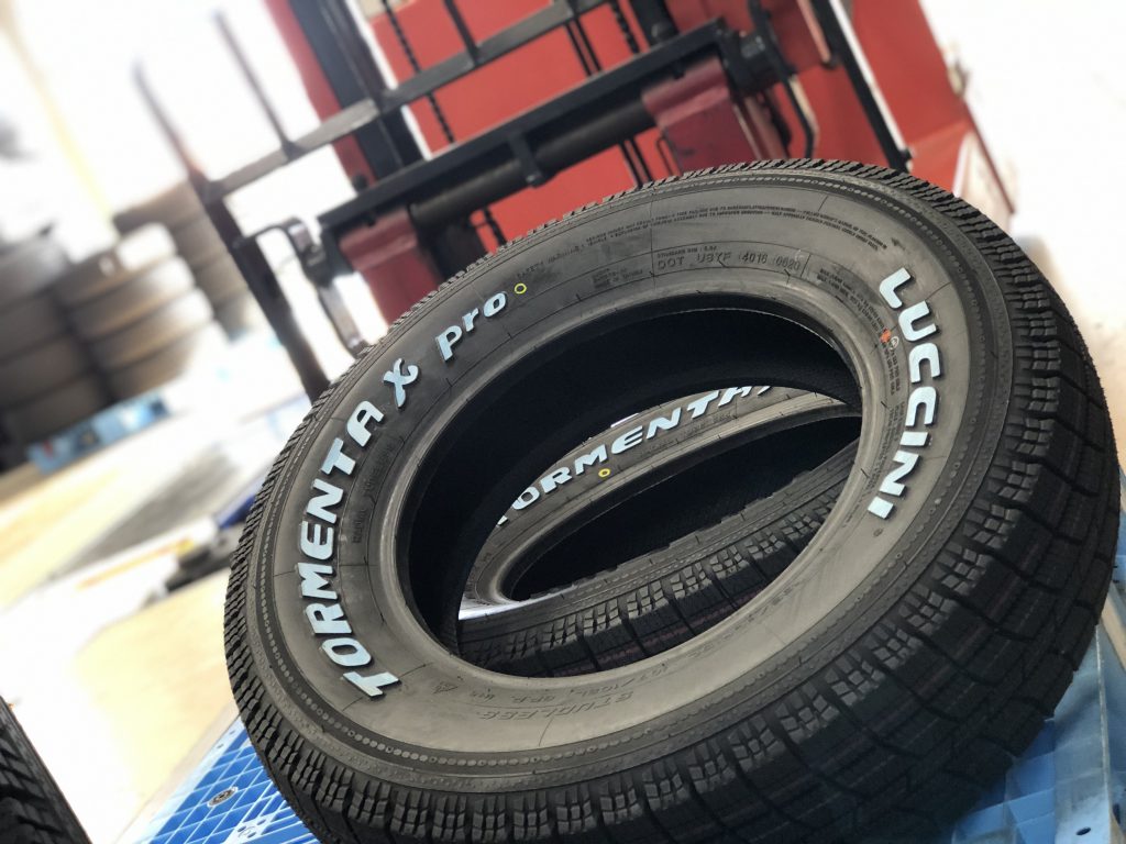 美品タイヤ スタッドレス ハイエース 195-80R15 - タイヤ、ホイール