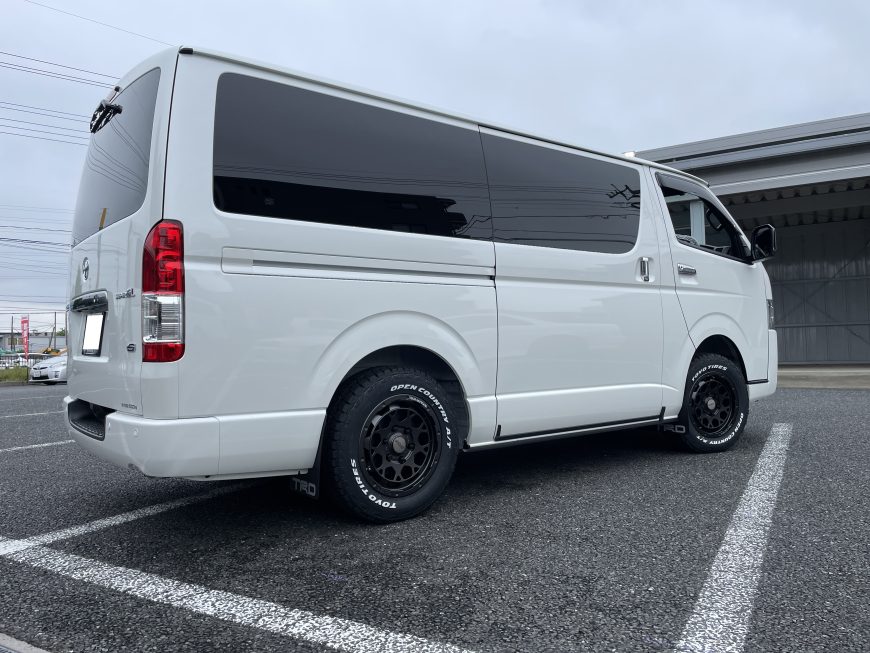 200系ハイエースにRAYS デイトナ M9+ Spec-MとTOYO オプカン AT3